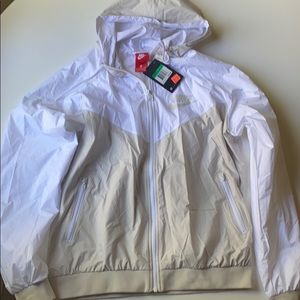 Nike Women’s Wind runner. Size XL